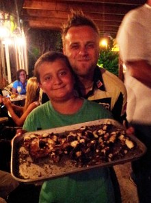 Bambino cameriere spiritato