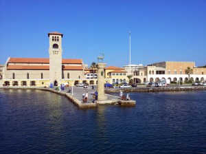 Si esce dal porto di Mandraki