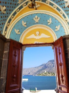 Panormitis. L'ingresso affaccia sul mare.
