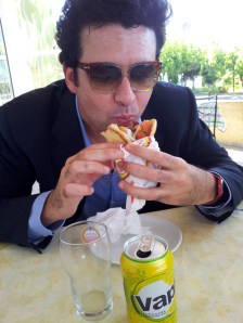 Mr.Vap si abbuffa senza ritegno davanti alla sua Vap.